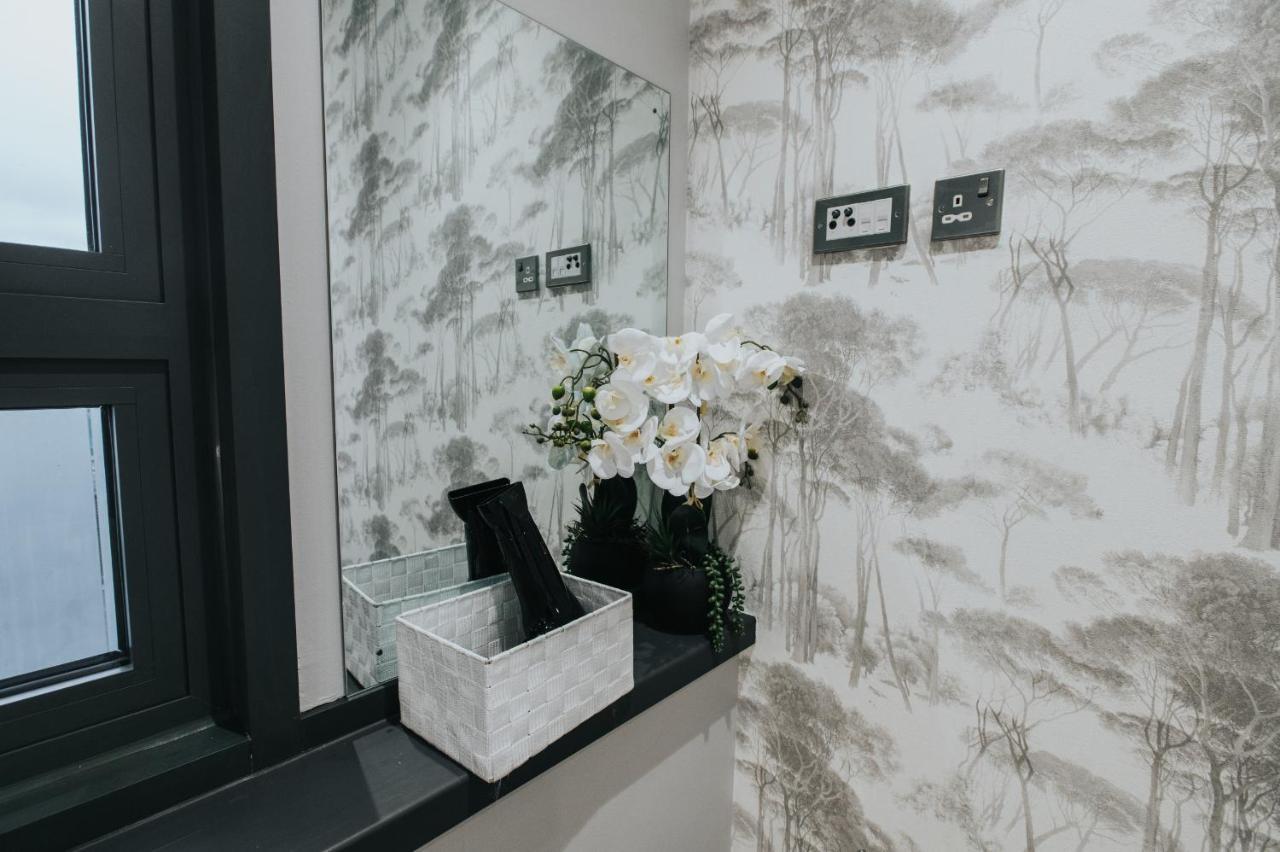 Circa17- Entire Apt, Free Parking, Gym, City Central & Free Netflix Бракнел Екстериор снимка