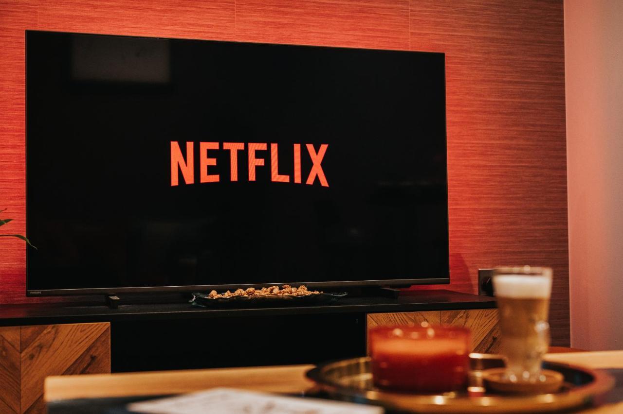 Circa17- Entire Apt, Free Parking, Gym, City Central & Free Netflix Бракнел Екстериор снимка